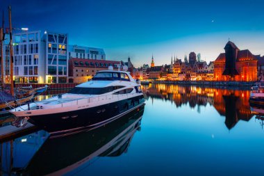 Gdansk 'taki tarihi iskele vinci Polonya' nın batısında Motlawa nehrine yansıdı.
