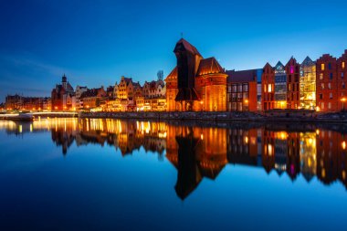 Gdansk 'taki tarihi iskele vinci Polonya' nın batısında Motlawa nehrine yansıdı.