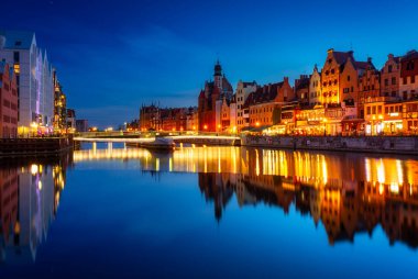 Gdansk 'ın eski güzel mimarisi Polonya' nın batısında Motlawa nehrine yansıdı.
