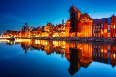Gdansk 'taki tarihi iskele vinci Polonya' nın batısında Motlawa nehrine yansıdı.