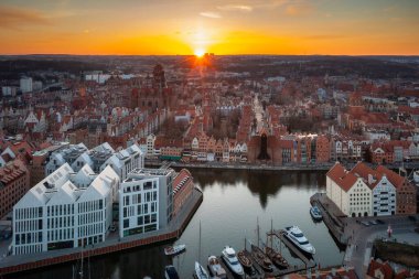 Gün batımında güzel Gdansk şehrinin hava manzarası, Polonya