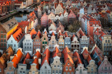 Gün batımında güzel Gdansk şehrinin hava manzarası, Polonya
