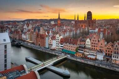 Gün batımında güzel Gdansk şehrinin hava manzarası, Polonya