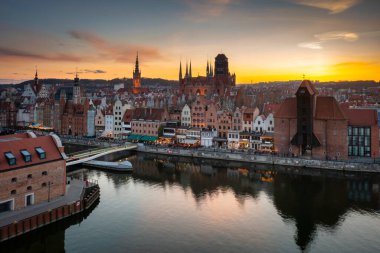 Gün batımında güzel Gdansk şehrinin hava manzarası, Polonya
