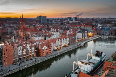 Gün batımında güzel Gdansk şehrinin hava manzarası, Polonya