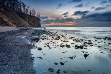 Güneş doğmadan önce Orlowo uçurumundaki sahilin güzel manzarası, Gdynia. Polonya