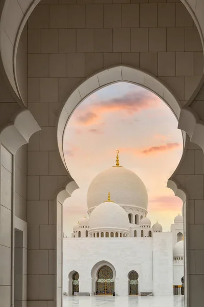 Hermosa Arquitectura Gran Mezquita Abu Dhabi Atardecer Emiratos Árabes Unidos —  Fotos de Stock