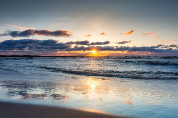 Piękny Zachód Słońca Plaży Wyspy Sobieszewo Nad Morzem Bałtyckim Polska — Zdjęcie stockowe