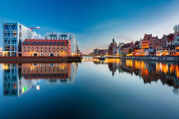 Hermosa Arquitectura Del Casco Antiguo Gdansk Reflejada Río Motlawa Atardecer —  Fotos de Stock