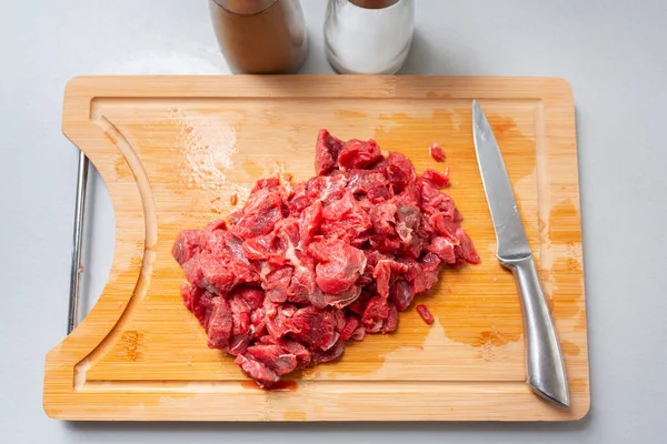 Carne Res Rodajas Una Tabla Cortar Cocina —  Fotos de Stock