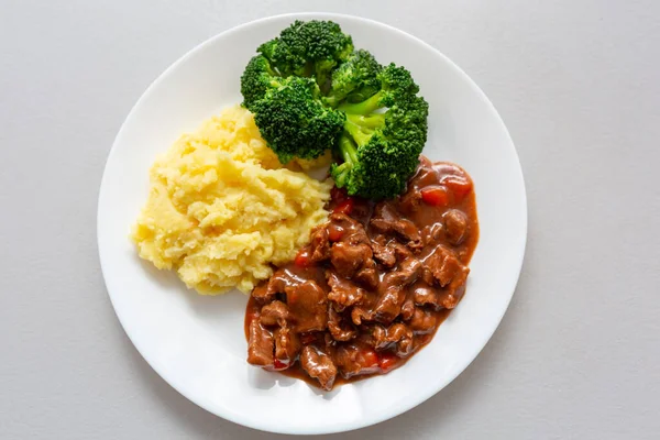 Rindereintopf Auf Einem Teller Mit Gekochten Kartoffeln Und Grünem Brokkoli — Stockfoto