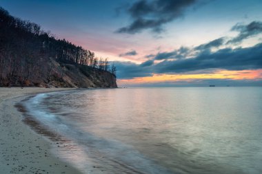 Güneş doğmadan önce Orlowo uçurumundaki sahilin güzel manzarası, Gdynia. Polonya