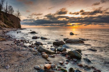 Güneş doğmadan önce Orlowo uçurumundaki sahilin güzel manzarası, Gdynia. Polonya