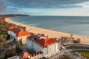 Gündoğumunda Baltık Denizi 'ndeki Sopot şehrinin hava manzarası, Polonya