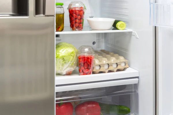 Ένα Ανοιχτό Ψυγείο Στο Σπίτι Ράφια Γεμάτα Λαχανικά — Φωτογραφία Αρχείου