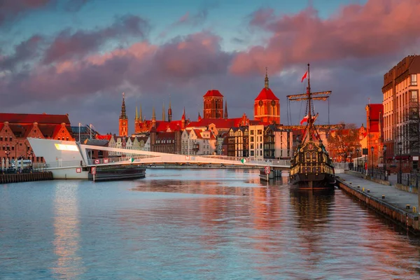 Gdansk 'ın eski güzel mimarisi güneş doğarken Motlawa nehrine yansıdı, Polonya