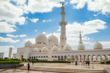 Abu Dabi, BAE - 26 Mart 2014: Abu Dabi, BAE 'deki Şeyh Zayed Büyük Camii. Abu Dabi 'deki Grang Camii Birleşik Arap Emirlikleri' ndeki en büyük camidir..