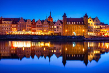 Gdansk, Polonya - 3 Nisan 2022: Gdansk 'taki eski şehir manzarası Polonya' nın batısında Motlawa nehrine yansıdı.