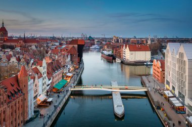 Gdansk, Polonya - 3 Nisan 2022: Gdansk 'taki tarihi iskele vinci Polonya' nın batısında Motlawa nehrine yansıdı