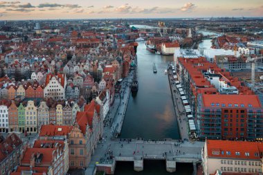 Gün batımında güzel Gdansk şehrinin hava manzarası, Polonya
