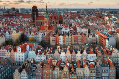Gün batımında güzel Gdansk şehrinin hava manzarası, Polonya