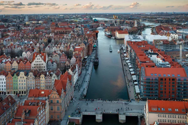 Gün batımında güzel Gdansk şehrinin hava manzarası, Polonya