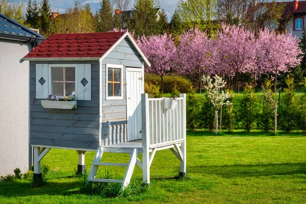 Grüner Garten Mit Einem Schönen Holzhaus Für Kinder Und Einem — Stockfoto