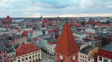 Torun 'daki eski kasabanın mimarisi. Gün batımında, Polonya..