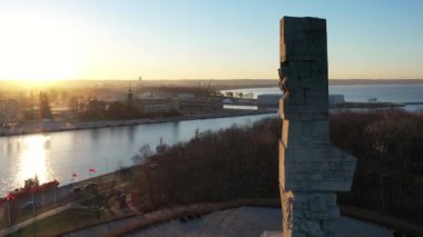 Gün batımında Westereplatte Yarımadası 'ndaki Sahilin Savunucuları Anıtı, Gdansk. Polonya