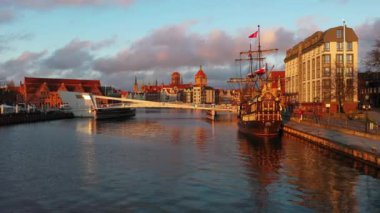 Gün doğumunda güzel Gdansk şehrinin hava manzarası, Polonya