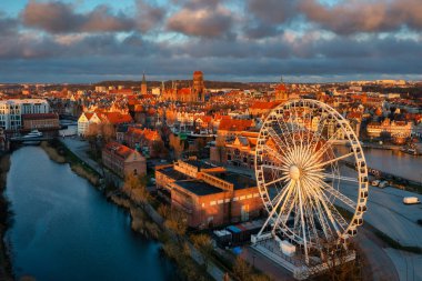 Gün doğumunda güzel Gdansk şehrinin hava manzarası, Polonya