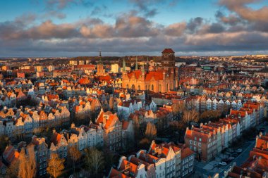 Gün doğumunda güzel Gdansk şehrinin hava manzarası, Polonya