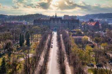 İlkbahar zamanı Gdansk Üniversitesi 'nin güzel binası. Polonya