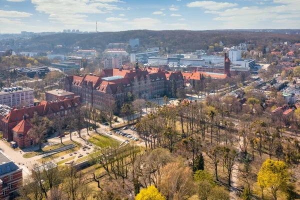 봄철에 그단스크에 대학의 아름다운건 축물이다 폴란드 — 스톡 사진
