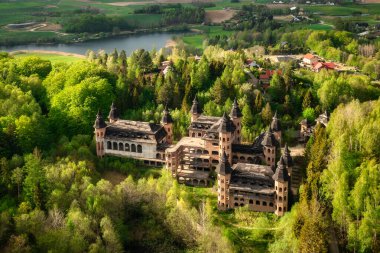 Lapalice 'deki kale, Kashubian ormanları ve gölleriyle çevrili, Polonya