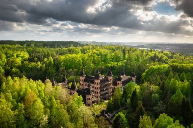 Lapalice 'deki kale, Kashubian ormanları ve gölleriyle çevrili, Polonya