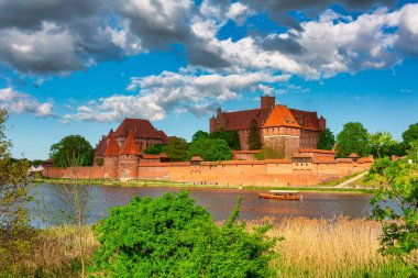 Nogat nehrinin yanındaki Malbork 'taki Tötonik Düzen Kalesi..