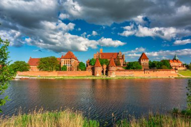 Nogat nehrinin yanındaki Malbork 'taki Tötonik Düzen Kalesi..