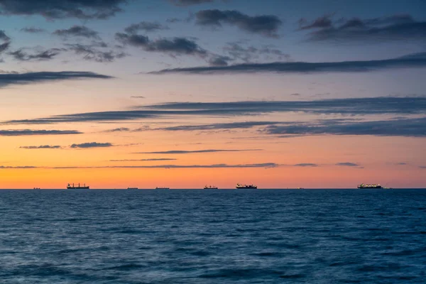 Gdansk 'ta Baltık Denizi' nde gün batımı. Polonya