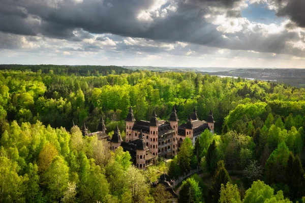 Lapalice 'deki kale, Kashubian ormanları ve gölleriyle çevrili, Polonya