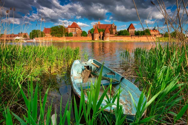 Nogat nehrinin yanındaki Malbork 'taki Tötonik Düzen Kalesi..
