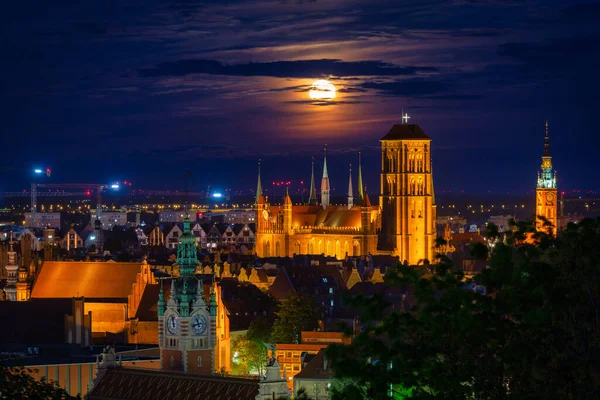 Polonya Nın Alacakaranlıkta Gdansk Şehrinde Dolunay Yükseliyor — Stok fotoğraf