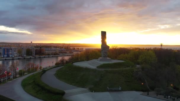 Gdansk Poland May 2022 Monument Defenders Coast Westereplatte Peninsula Sunset — стоковое видео
