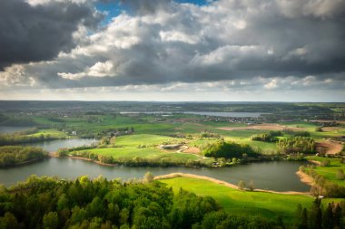 Güneşli bir günde, Kashubian ormanlarının ve göllerinin güzel manzarası, Polonya