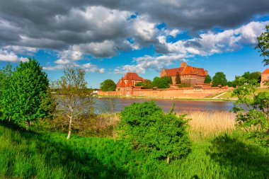 Nogat nehrinin yanındaki Malbork 'taki Tötonik Düzen Kalesi. Polonya