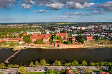 Nogat nehrinin yanındaki Malbork 'taki Tötonik Düzen Kalesi. Polonya