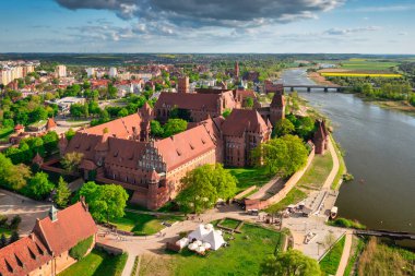 Nogat nehrinin yanındaki Malbork 'taki Tötonik Düzen Kalesi. Polonya