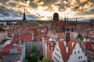 Gün batımında güzel Gdansk şehrinin hava manzarası, Polonya