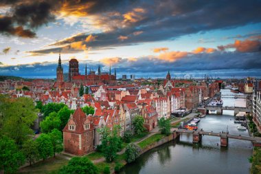 Gün batımında güzel Gdansk şehrinin hava manzarası, Polonya