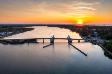 Drawbridge 'den Sobieszewo Adası' na, Martwa Wisla nehrinde gün batımında. Polonya
